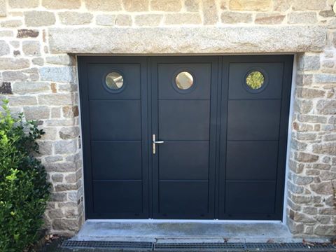 Porte de garage battante 3 vantaux avec hublots | Aluminium56